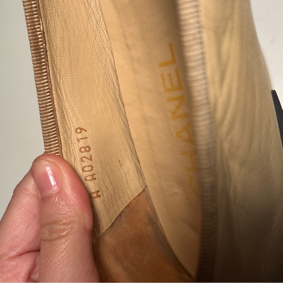 CHANEL Two-Tone Beige and Black Flats - Picture 8 of 10